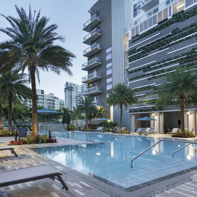 Blu27 - Swimming Pool with Lounge Chairs