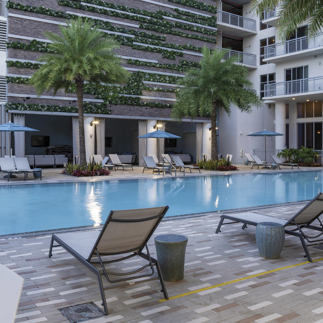 Blu27 - Swimming Pool with Lounge Chairs