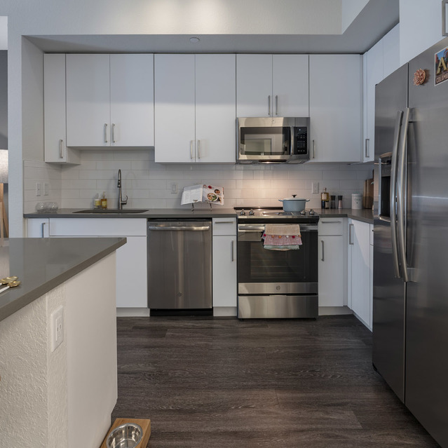Blu27 - Modern Kitchen with White Cabinets