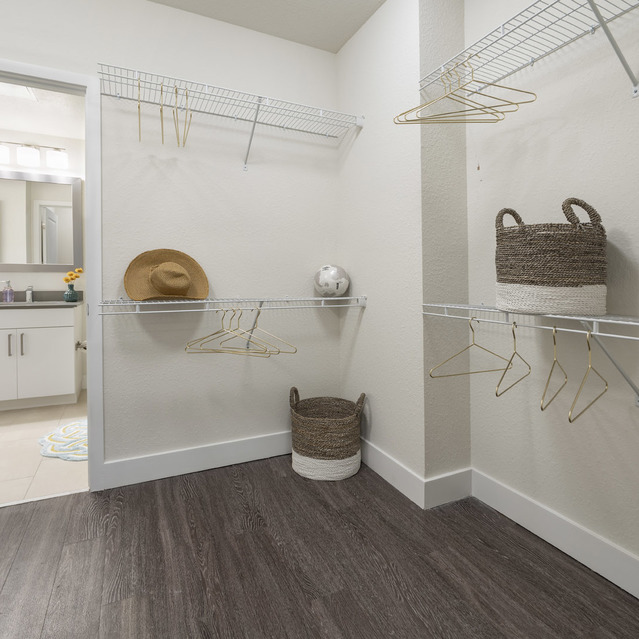 Blu27 - Spacious Closet connected to the Bathroom