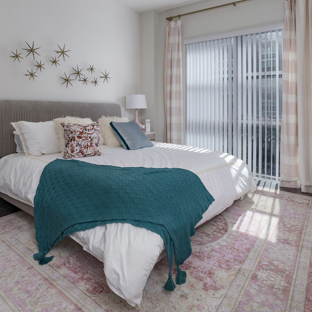 Blu27 - Cozy Bedroom with Bedside Table