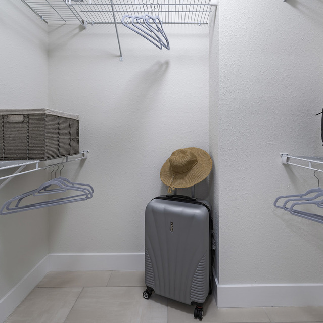 Blu27 - Spacious Walk-in Closet