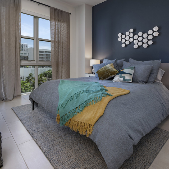 Blu27 - Bedroom with Large Bed and Bedside Lamp